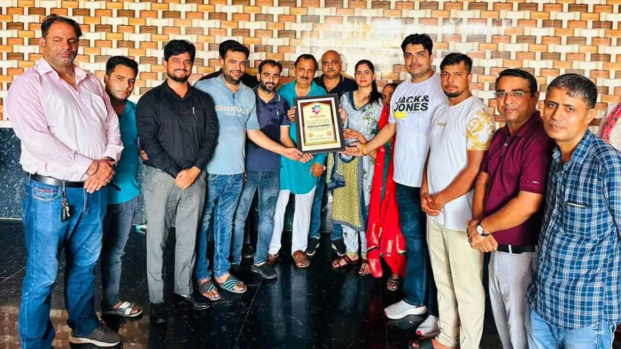मदद बैंक ने 32 जरूरतमंद विद्यार्थियों को वर्दी भेंट की