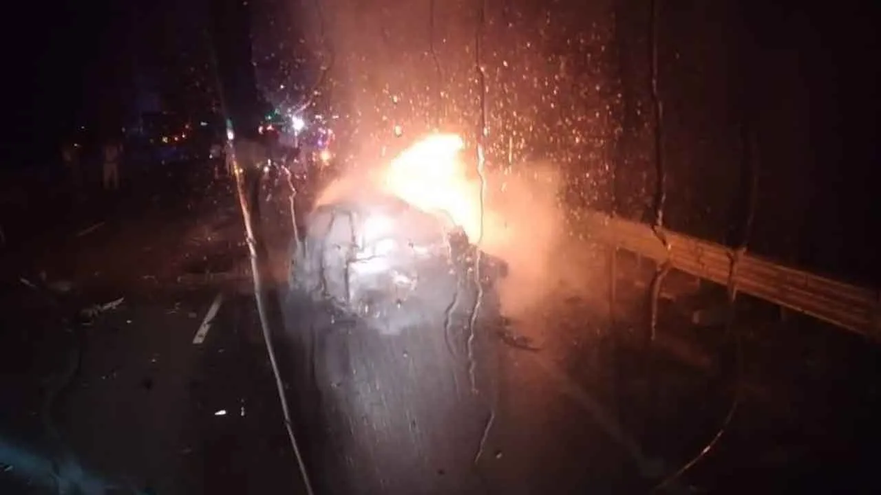 Road Accident: हरियाणा के पिहोवा में बड़ा सड़क हादसा, ट्रक से टक्कर लगने के बाद कार में लगी भयंकर आग 3 लोग जिंदा जले