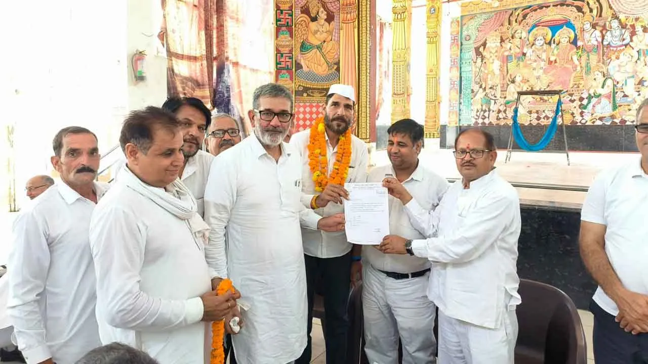 कांग्रेस नेताओं ने बुक्का देकर किया नवनियुक्त जिला प्रधान का स्वागत