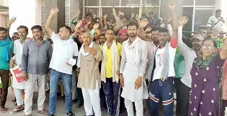 Pradhan Mantri Awas Yojana : नहीं मिल रहा पीएम आवास योजना का लाभ, जिला कलक्ट्रेट पर किया विरोध-प्रदर्शन
