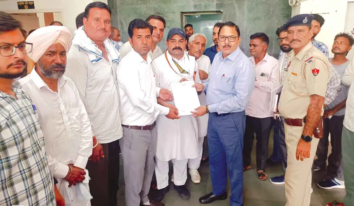 Sirsa : पीडब्ल्यूडी मैकेनिकल वर्कर्ज यूनियन कर्मचारियों ने मांगों को लेकर उपायुक्त को सौंपा ज्ञापन