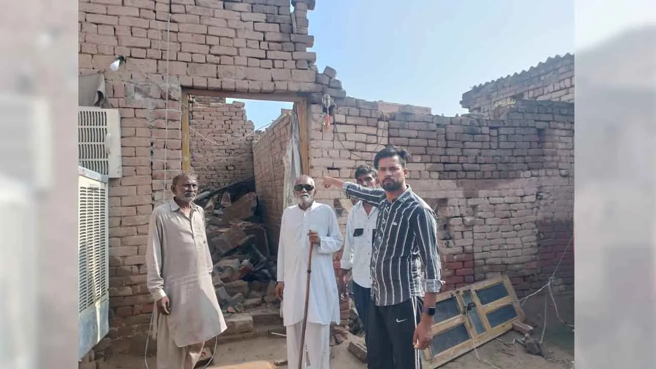 सो रहे परिवार पर गिरी छत, तीन बच्चों सहित 6 घायल