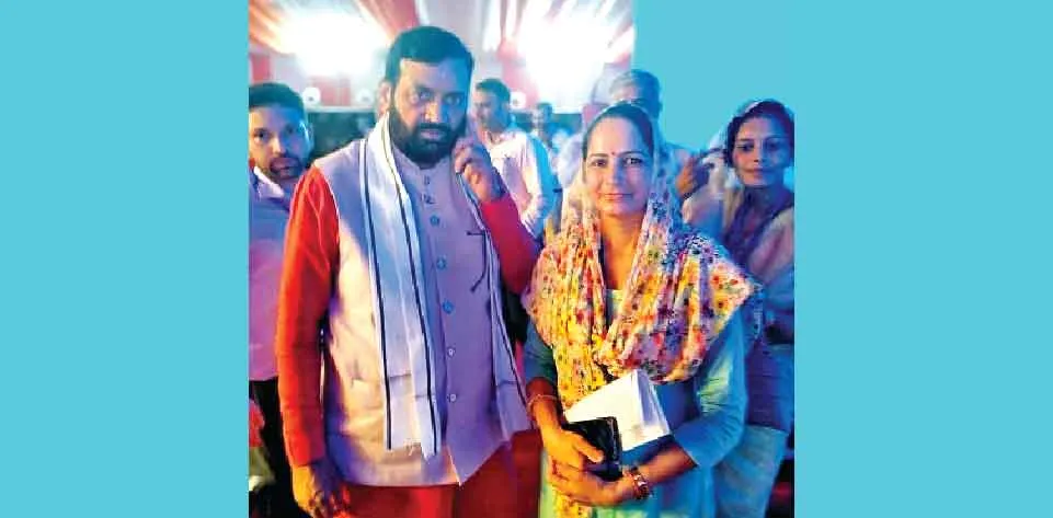 उत्कृष्ठ विकास कार्यों के लिए मुख्यमंत्री सैनी ने किया खारियां गांव की सरपंच को सम्मानित