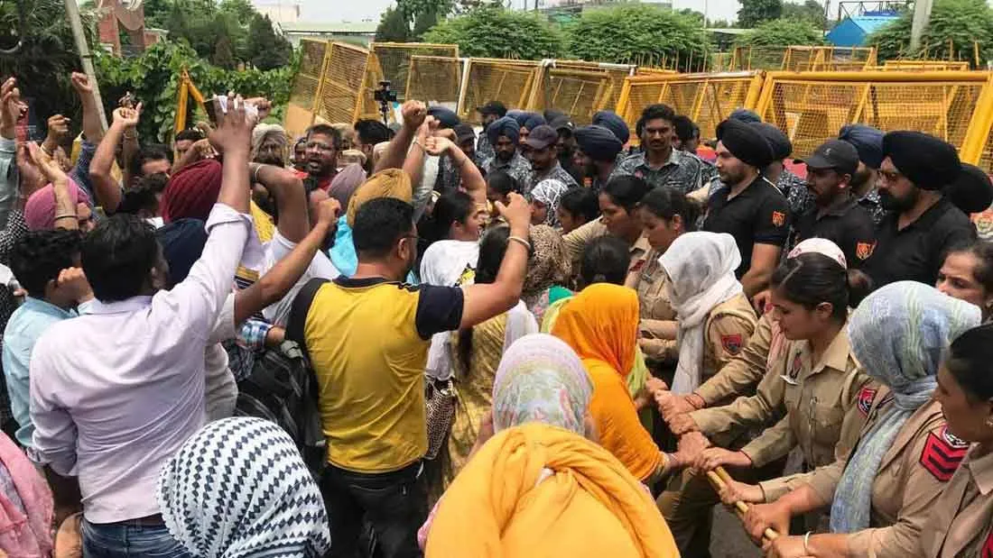 संगरूर के शिक्षकों का मुख्यमंत्री आवास के बाहर प्रदर्शन