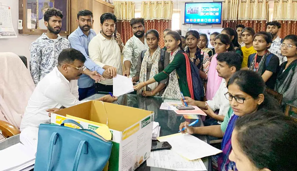 Students Submitted Memorandum : फीस कम करने की मांग को लेकर छात्र-छात्राओं ने प्राचार्य को सौंपा ज्ञापन