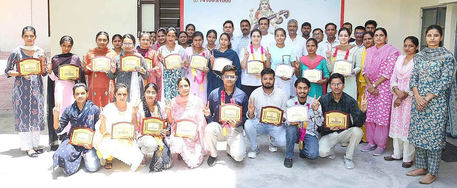 Topper Students Honored : टॉपर छात्र-छात्राओं को किया सम्मानित