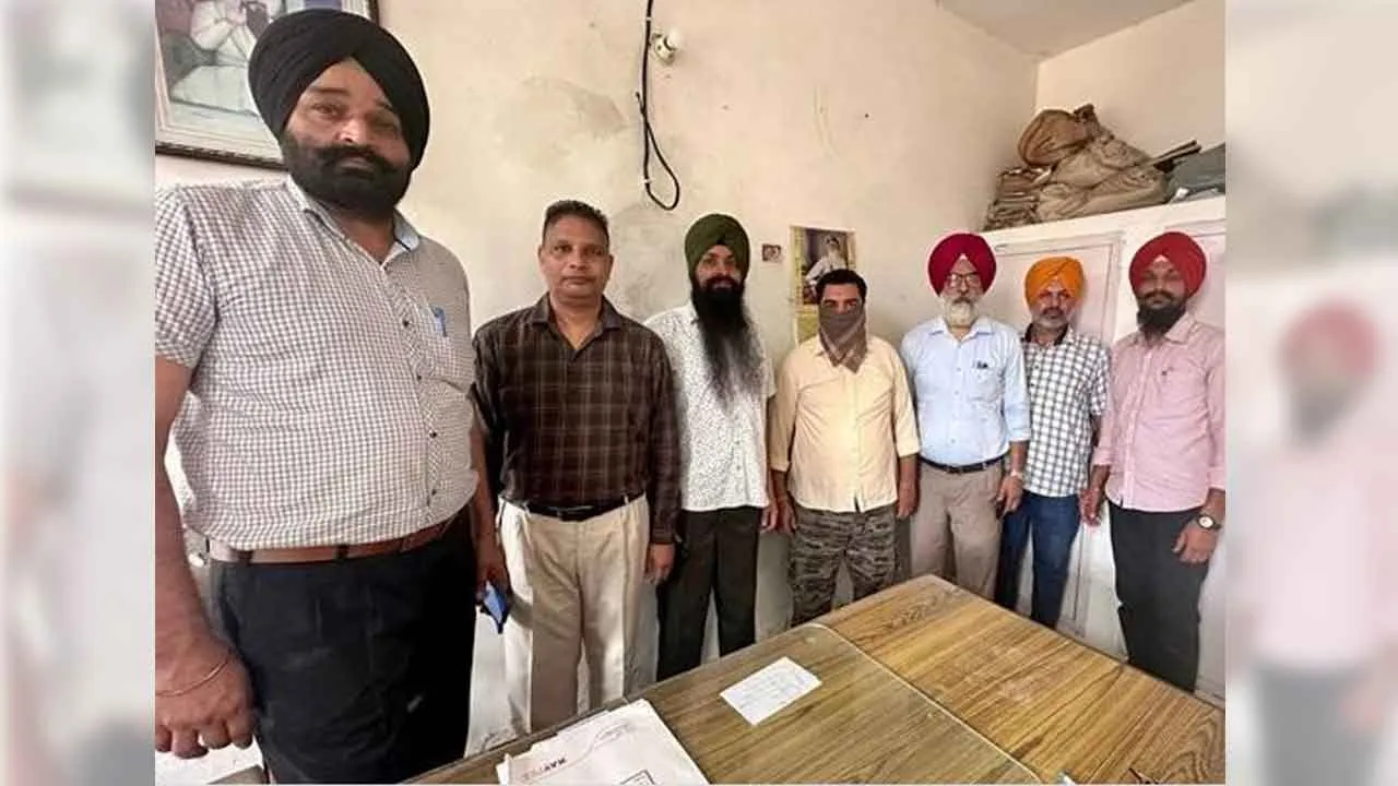 Bribe: नगरपालिका परिषद का क्लर्क रिश्वत लेते गिरफ्तार