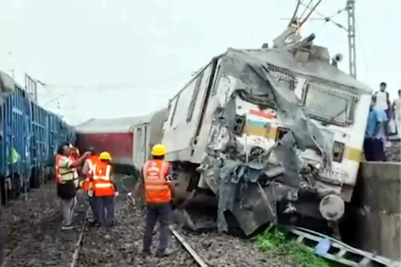 Jharkhand Train Accident : हावड़ा-सीएसएमटी एक्सप्रेस के 18 डिब्बे पटरी से उतरे, मची चीख-पुकार!