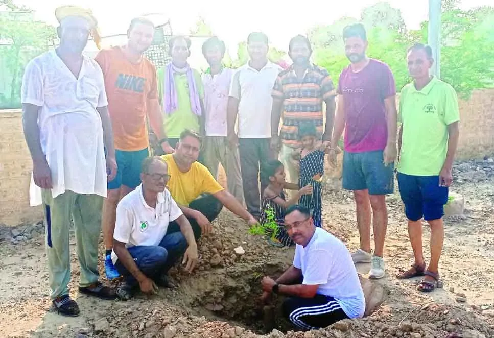 Tree Plantation : जिला उद्योग केन्द्र मार्ग पर लगाए तीस पौधे