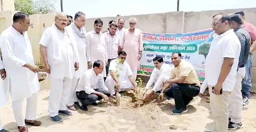 जिला स्थापना दिवस पर रोपे दो सौ पौधे