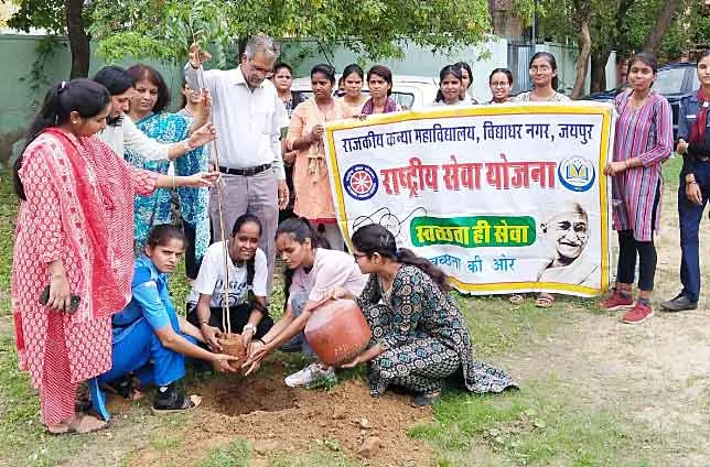 वाद-विवाद प्रतियोगिता में ज़्यादा से ज़्यादा पेड़ लगाने की ली शपथ