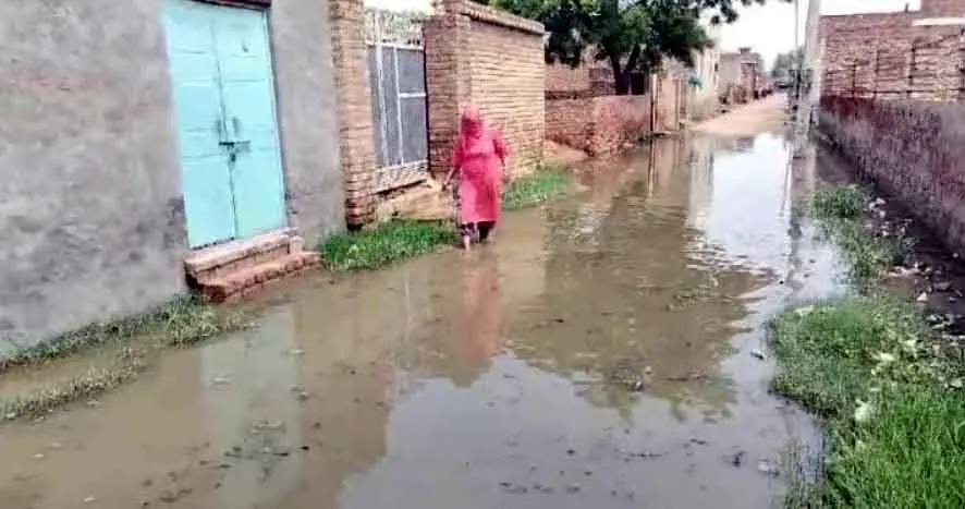 Water Drainage Problem : सडक़-नाली बिना नारकीय जीवन जी रहे ग्रामीण