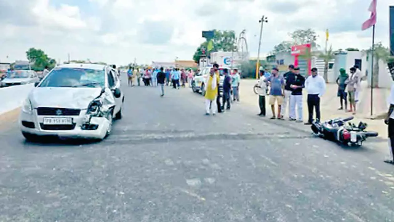 Road Accident: कार चालक की टक्कर से दो युवकों की मौत