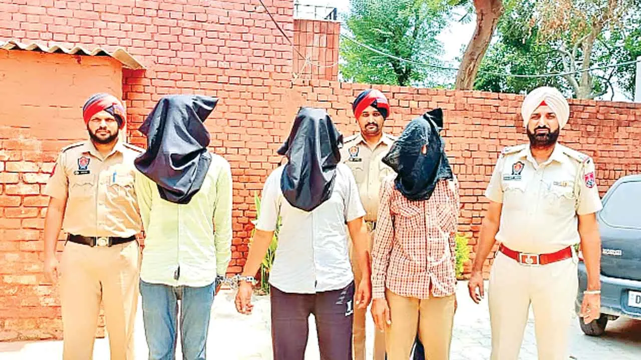 पिस्तौल की नोक पर लूटपाट करने वाले तीन लुटेरे गिरफ्तार, मामला दर्ज