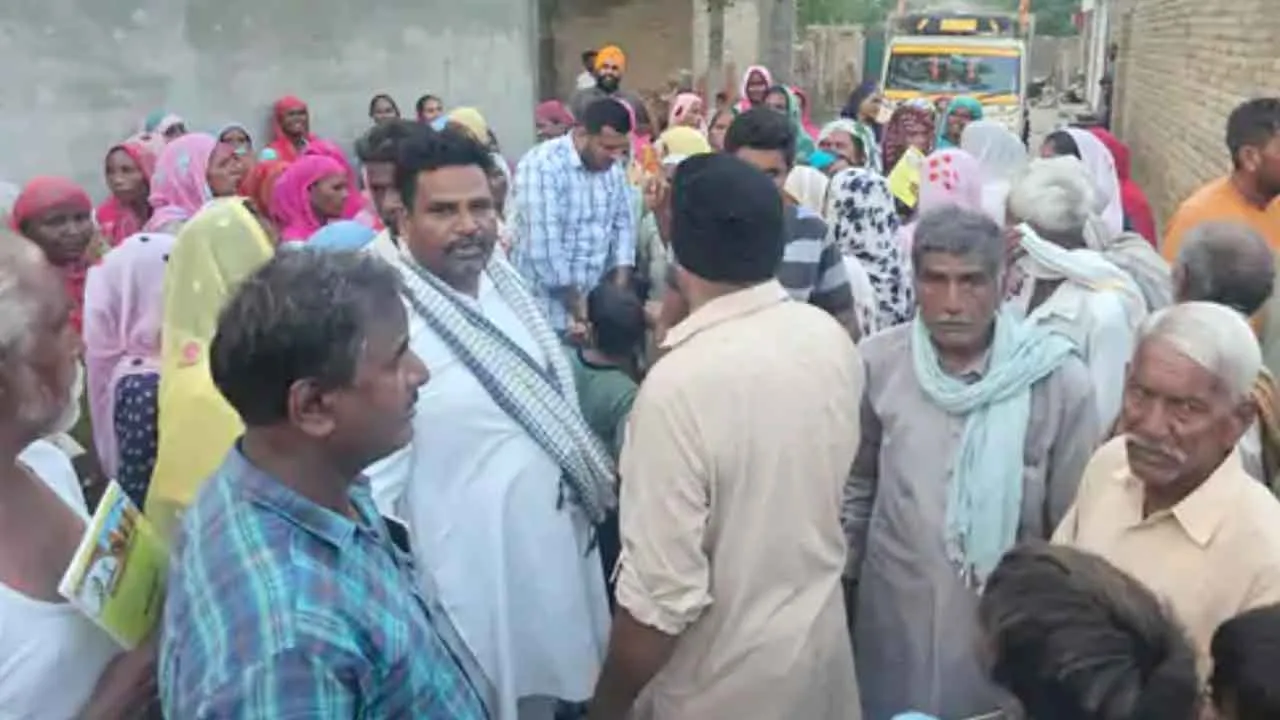 ढाई साल से बंद पड़े मनरेगा के काम, किया प्रदर्शन