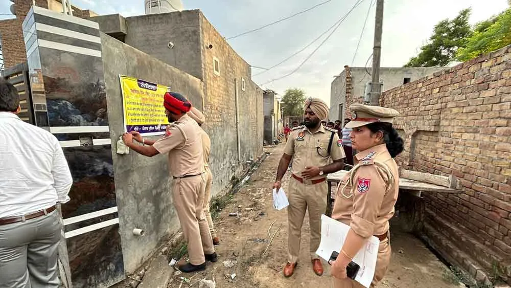 नशा तस्कर की प्रॉपर्टी सील, 25 लाख की संपत्ति जब्त