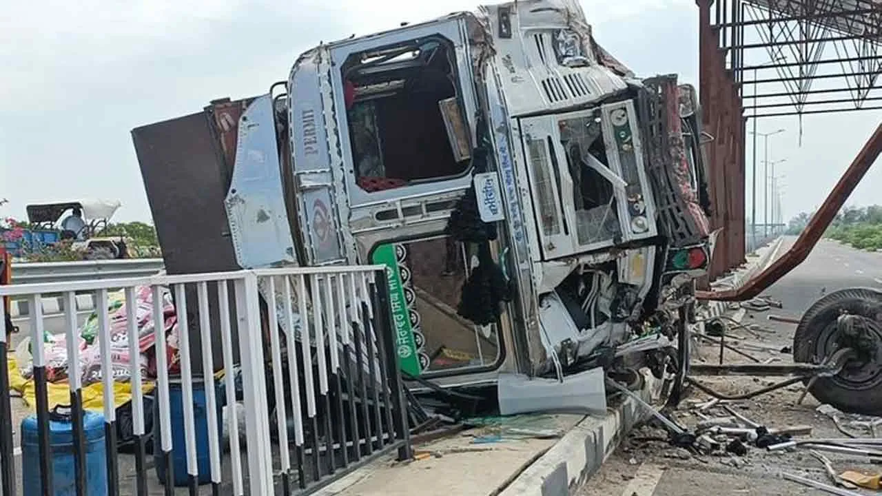 Road Accident: अनियंत्रित होकर सड़क किनारे पलटा ट्राला