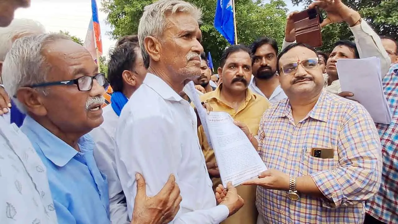 डॉ. अंबेडकर सामाजिक एकता मंच ने राष्ट्रपति के नाम उपायुक्त को सौंपा ज्ञापन