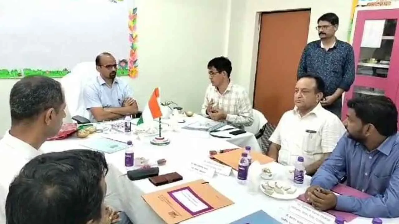 आर्ट गैलरी का भ्रमण, बच्चों की ओर से बनाई गई पेंटिंग को सराहा