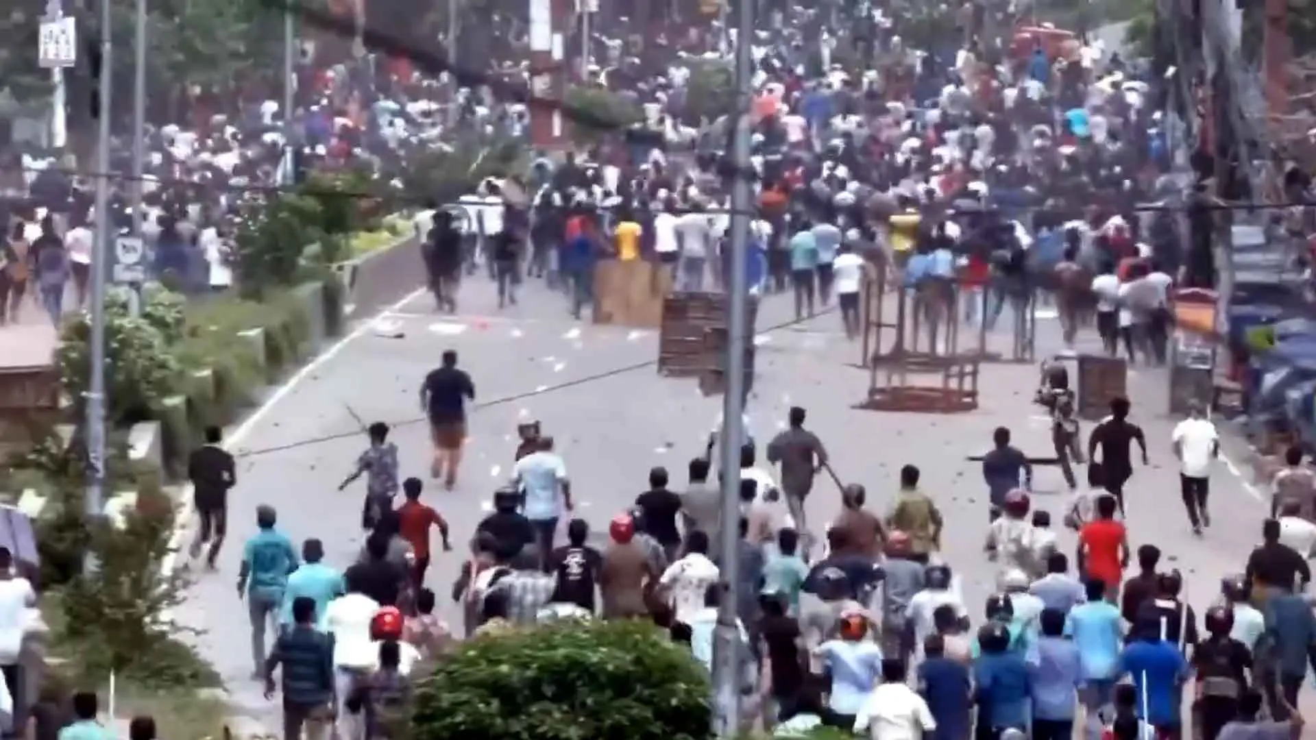 Bangladesh Clash : बांग्लादेश में कानून व्यवस्था बिगड़ी, 98 की मौत, अनिश्चितकालीन कर्फ्यू