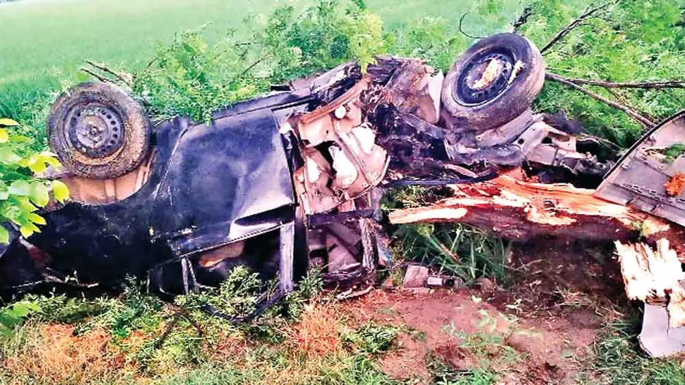 Road Accident: पेड़ से टकराई अनियंत्रित कार, एक की मौत, दो गंभीर घायल