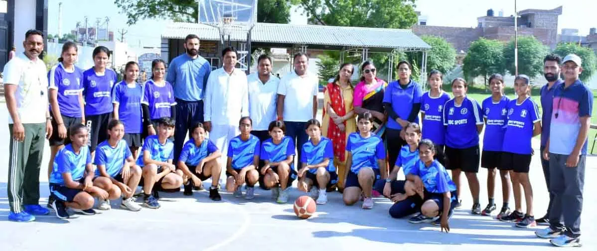 बास्केटबॉल चैम्पियनशिप में हुए मुकाबले में विजेता खिलाडिय़ों को किया सम्मानित