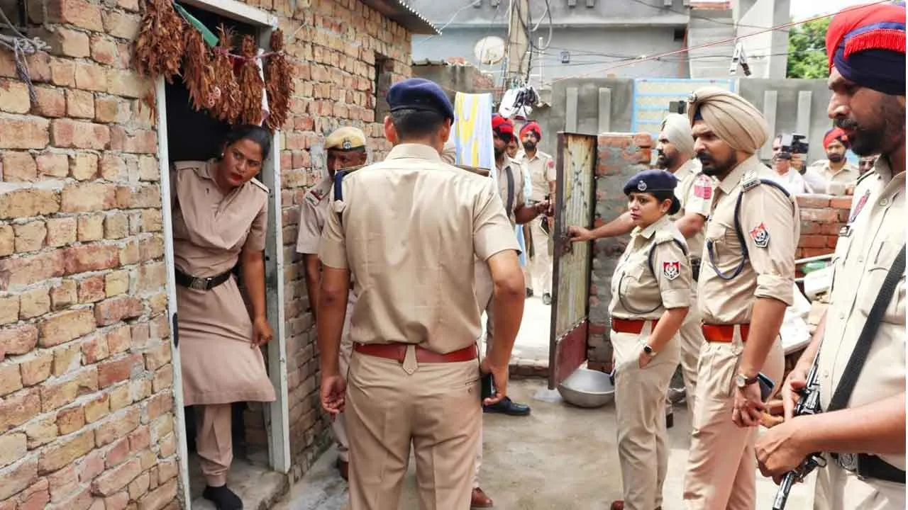 धोबियाना बस्ती में बठिंडा पुलिस की छापेमारी, कुछ लोग घरों को ताले लगाकर भागे