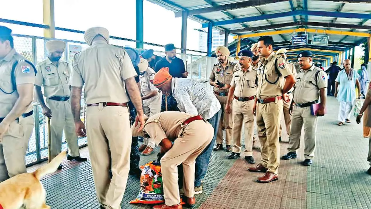 पुलिस ने रेलवे स्टेशन पर चलाया सर्च ऑपरेशन, तीन युवक हिरासत में