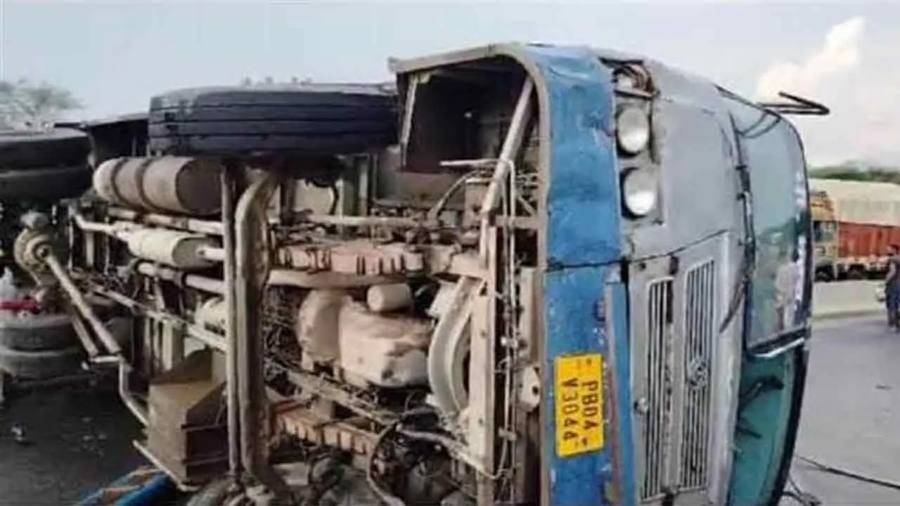 Bus Accident: पीआरटीसी बस पलटी, महिला की मौत