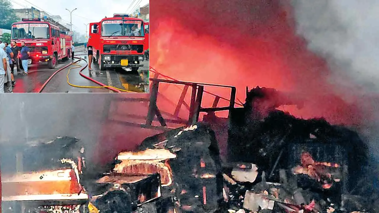 Fire: बिजली की दुकान में लगी भयानक आग