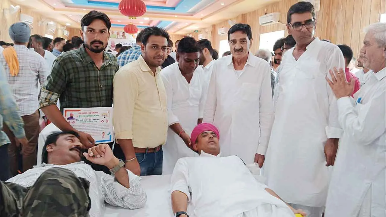 भाजपा नेता के जन्मदिवस पर आयोजित शिविर में रक्तदान करने उमड़े युवा