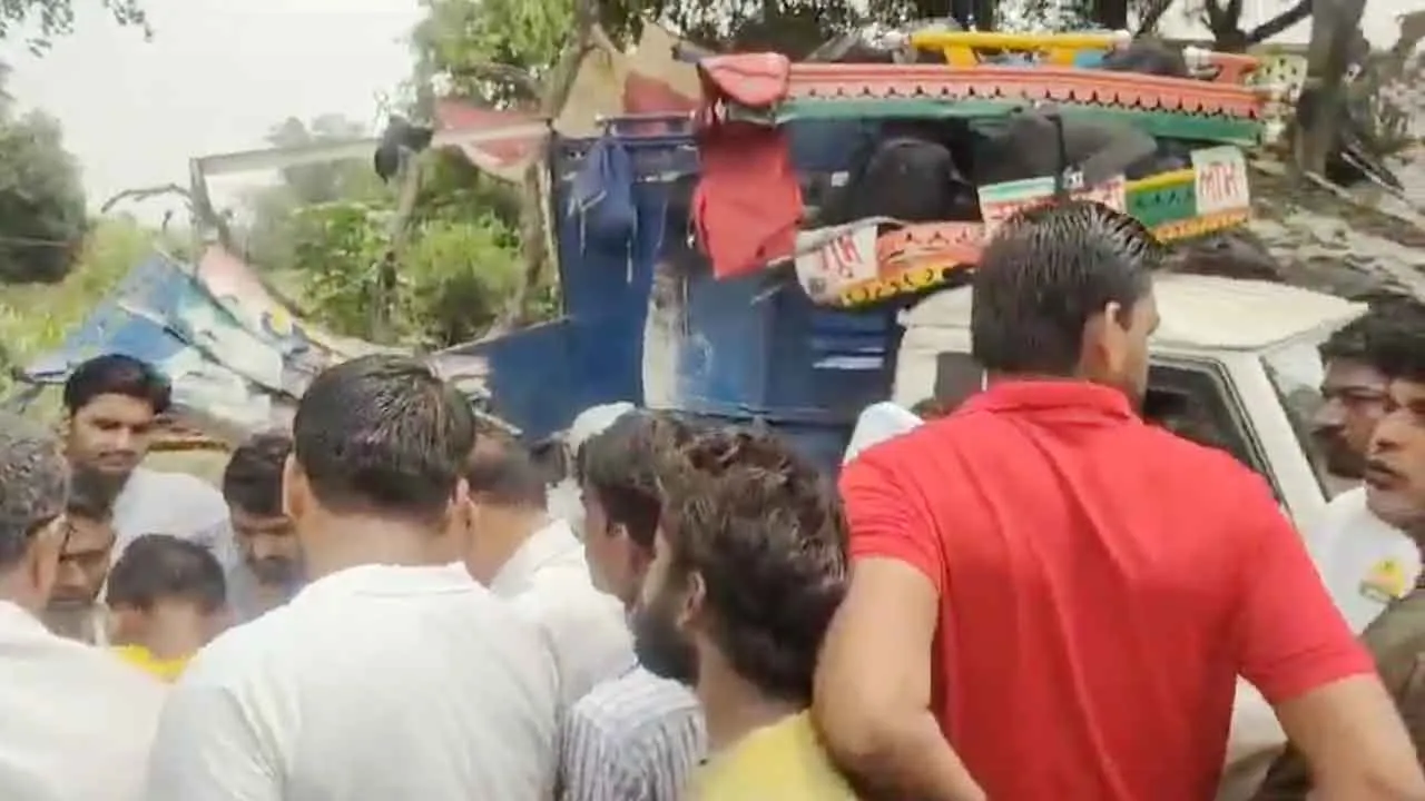 Bulandshahr Accident: बस और मैक्स पिकअप में जबरदस्त भिड़ंत, देखने वाले रह गए दंग! 10 लोगों की मौत