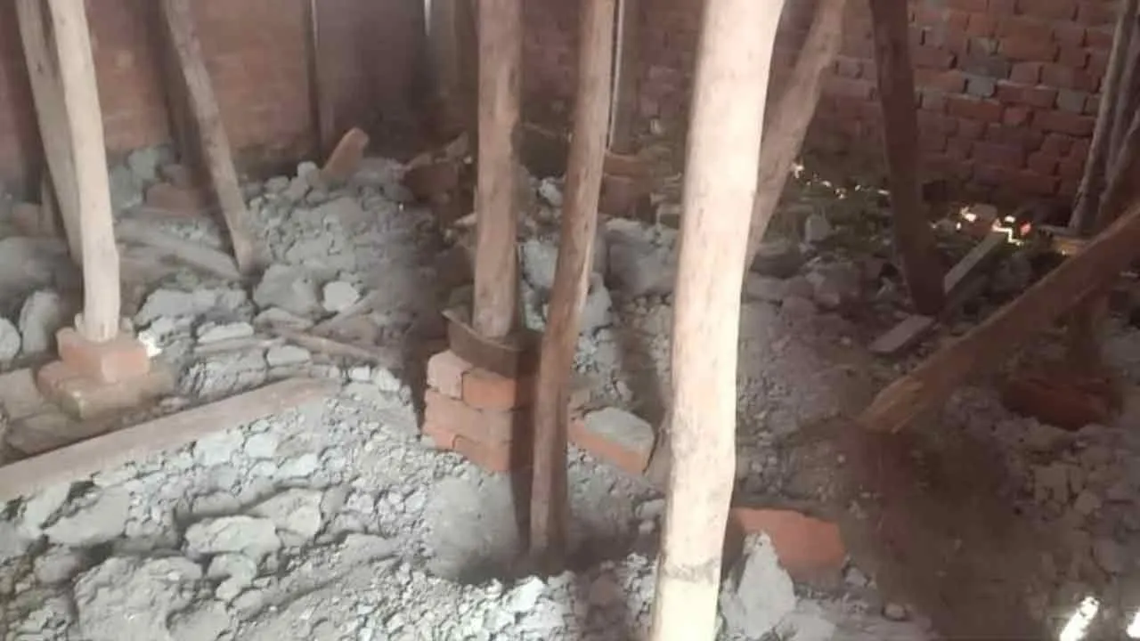 निर्माणधीन आंगनबाड़ी केन्द्र का गिरा बीम, मची अफरातफरी
