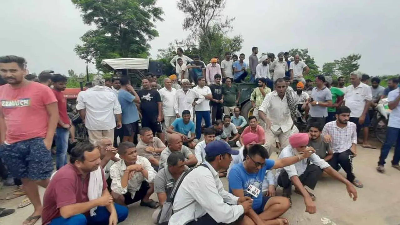 सोम नदी की टूटी पटरी की मरम्मत व पटरी तोड़ने वाले शरारती तत्वों की गिरफ्तारी को लेकर ग्रामीणों ने लगाया जाम, मशीन मरम्मत करने पहुंची फिर खोला जाम