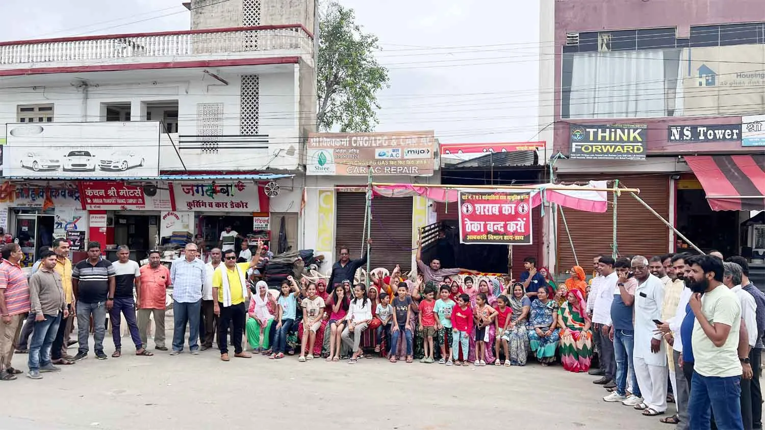 शराब की दुकान हटाने का मामला बना प्रशासन के गले की हड्डी! कॉलोनीवासी एकजुट
