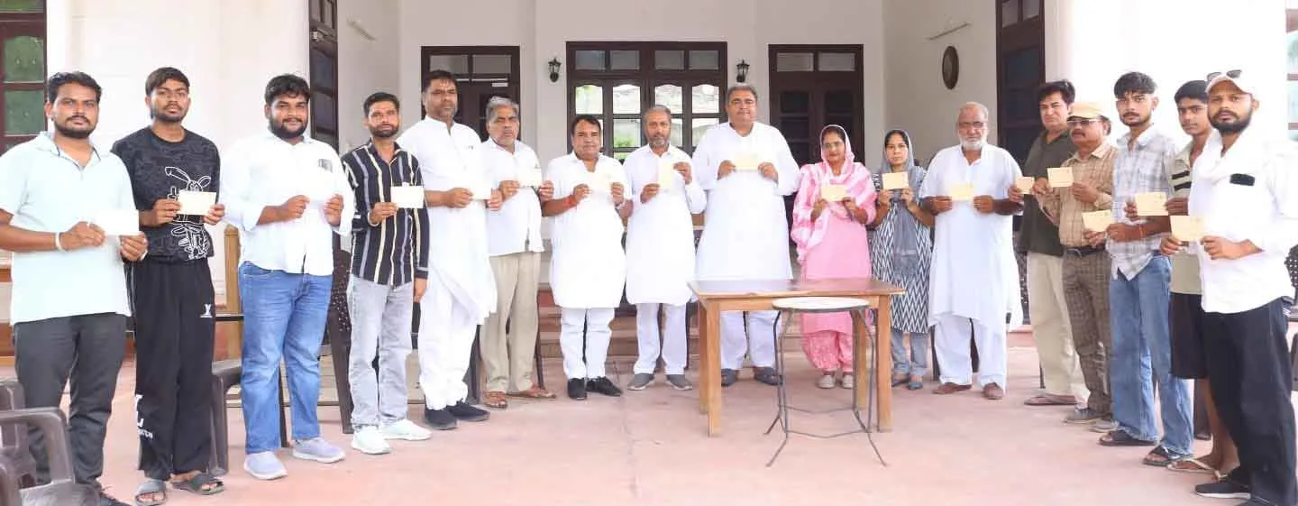 कांग्रेस कार्यकर्ताओं ने संस्कृत विद्यालय के उन्नयन अभियान को दिया समर्थन