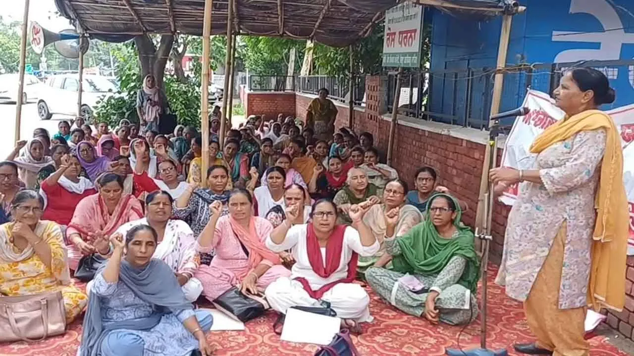 बाल विकास सेवाओं के सुधार के बजट में कटौती करने का विरोध