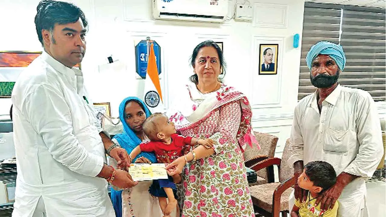पीड़ित परिवार की प्रशासन ने ली सुध, सौंपा एक लाख रू. का चैक