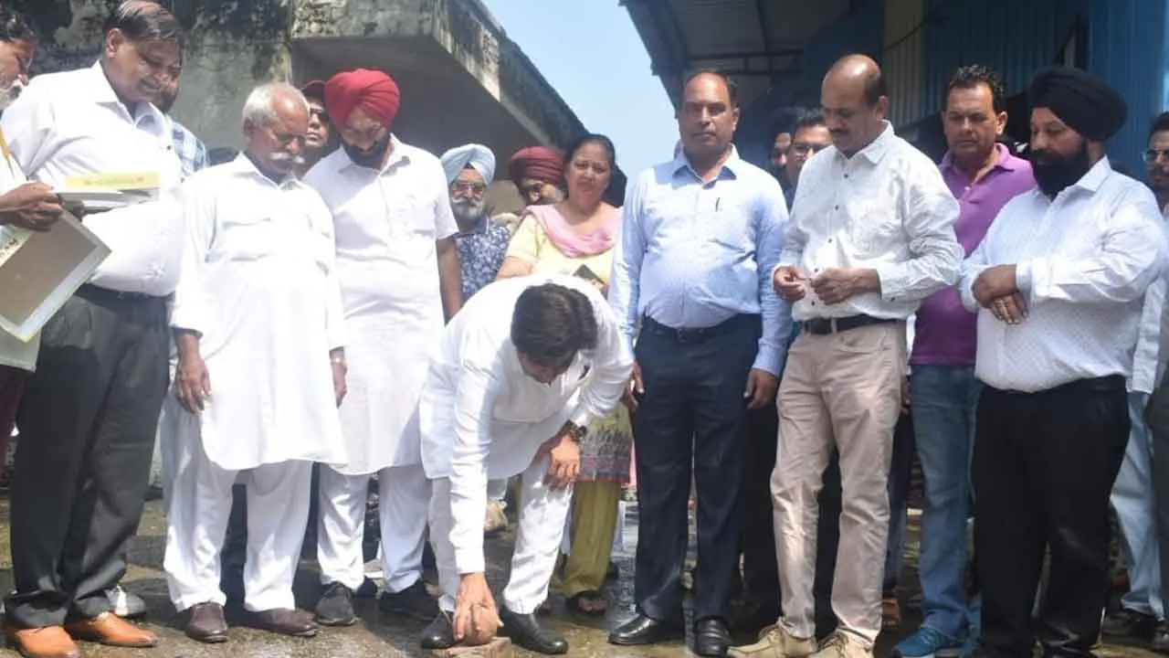 कैबिनेट मंत्री ने होशियारपुर में किया स्ट्रीट लाइटों का उद्घाटन