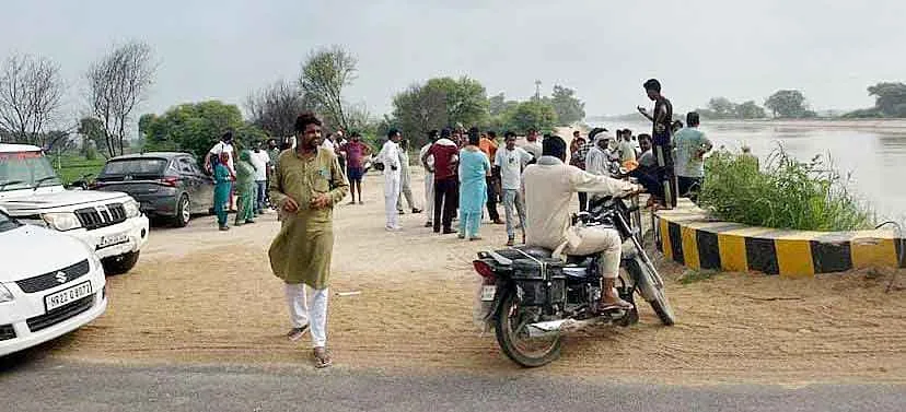 ऐलनाबाद मार्ग पर इंदिरा गांधी नहर में गिरी कार, गोताखोर व एसडीआरएफ की टीमें तलाश में जुटी