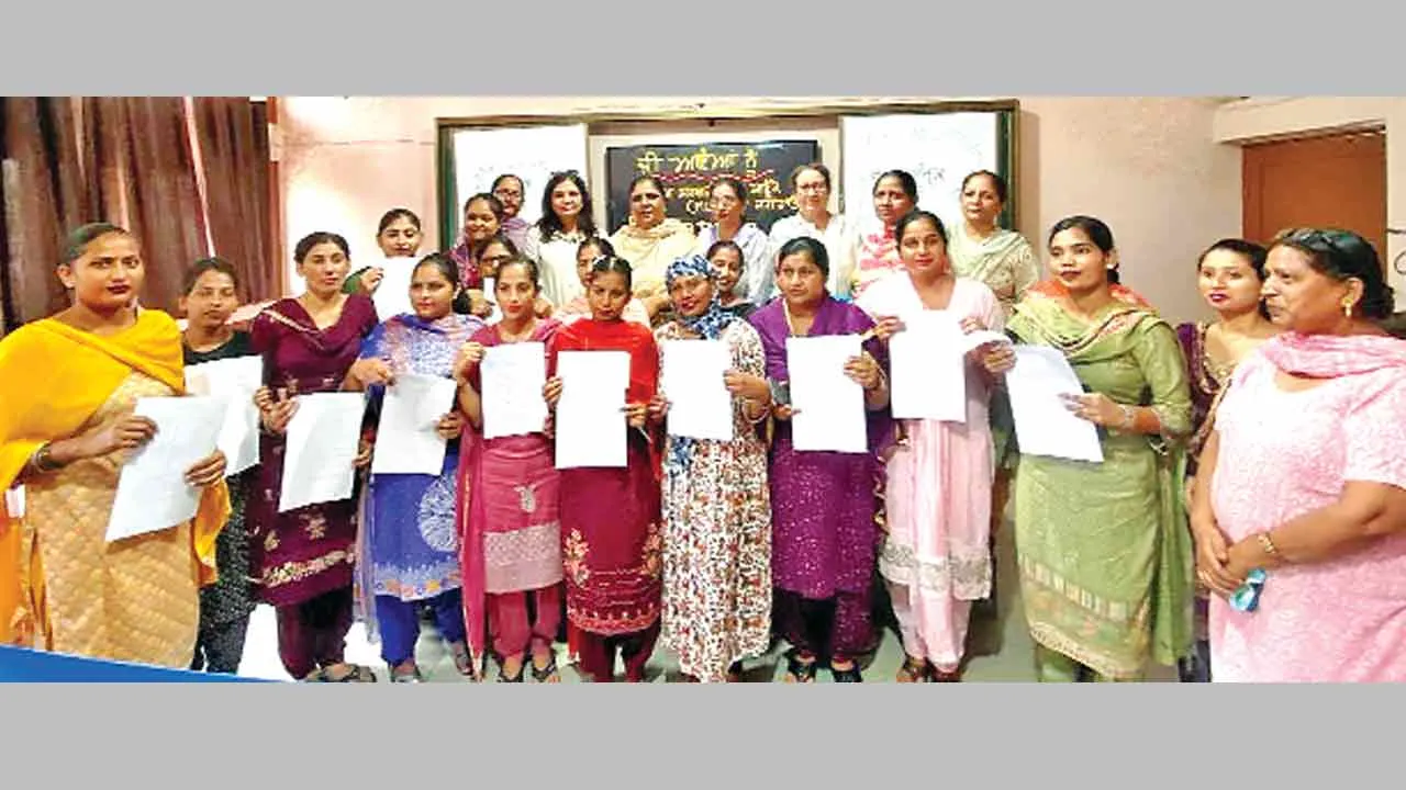 विधायक माणूंके ने आंगनवाड़ी वर्करों व हैल्परों को सौंपे नियुक्ति पत्र
