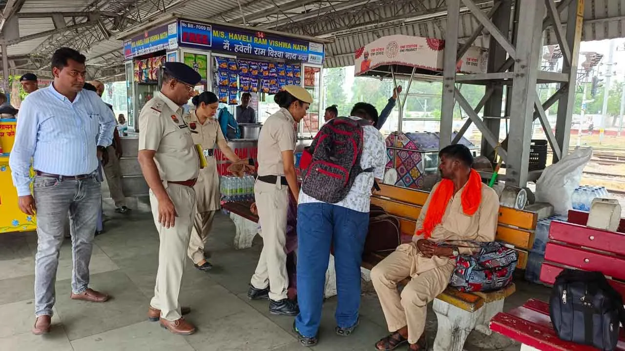 स्वतंत्रता दिवस पर रेलवे पुलिस अलर्ट: जीआरपी और आरपीएफ पुलिस ने रेलवे स्टेशन पर जांचे सुरक्षा के इंतजाम