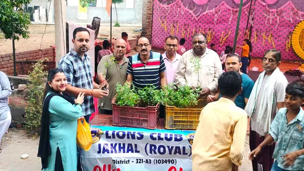 तुलसी पौधे वितरित कर अगस्त माह का पांचवा प्रोजेक्ट किया सम्पन्न