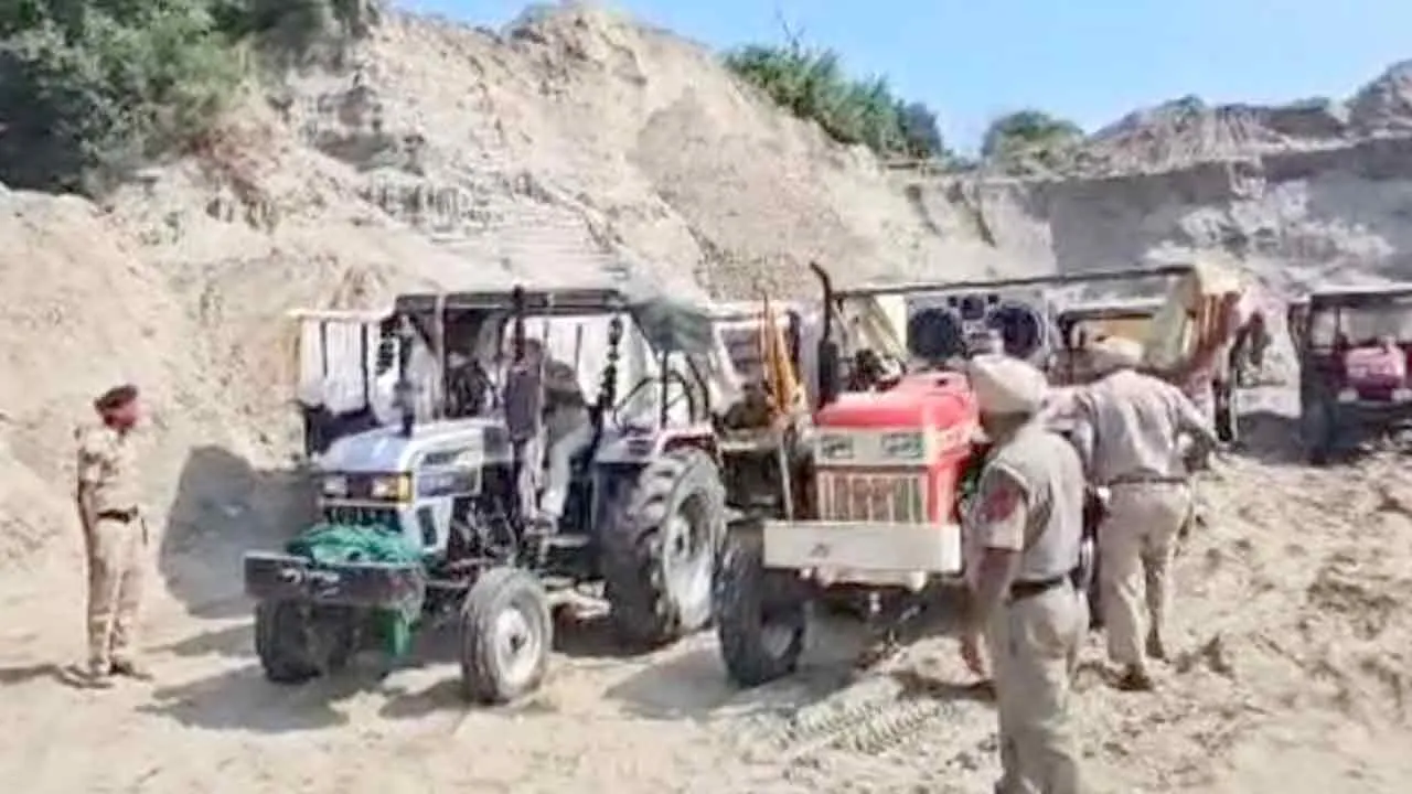 अवैध माइनिंग की साइट पर पुलिस की छापेमारी