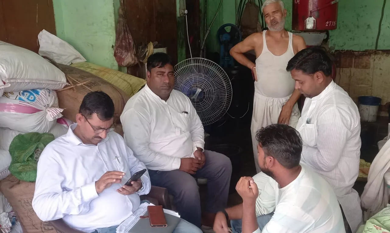 विद्युत पोल में उतरे करंट से पालतू गाय की मौत, हंगामा