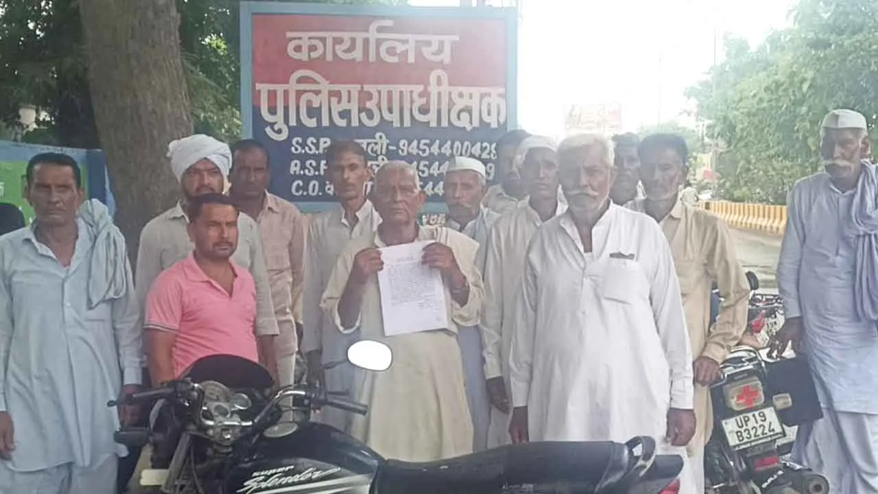 सीओ कार्यालय पर पहुंचे कण्डेला के ग्रामीण, कार्यवाही की मांग