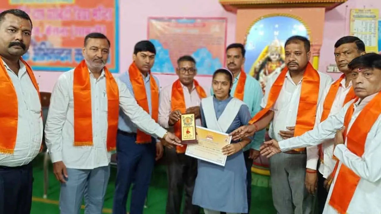 हाईस्कूल व इण्टर के मेधावी छात्रों को किया सम्मानित