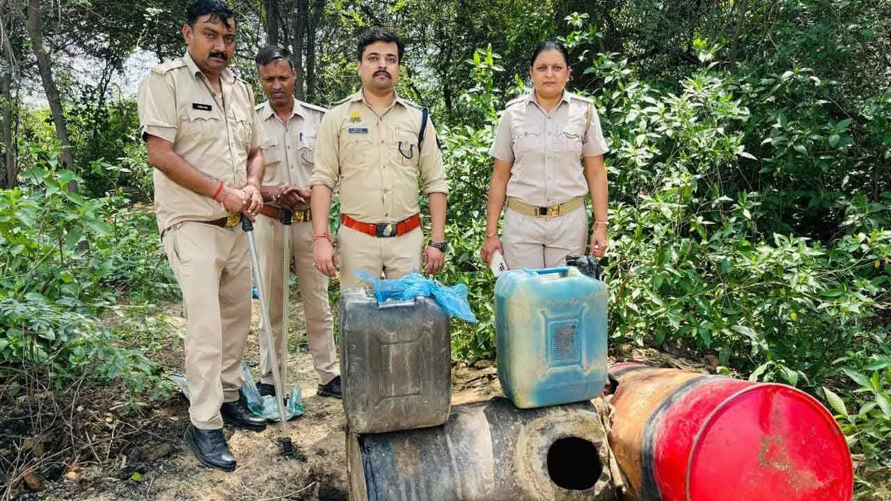 आबकारी टीम ने अभियान चलाकर पकड़ी कच्ची शराब