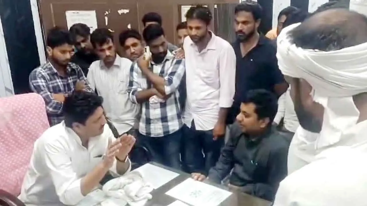 सपा विधायक ने सीएचसी में पहुंचकर चेताया, वीडियो वायरल