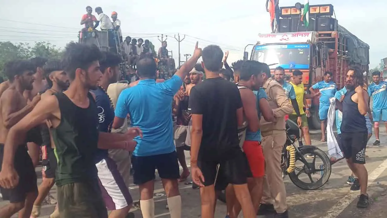 Kanwar Yatra: नेशनल हाइवे पर दिनभर रहा डाक कांवड़ियों का कब्जा